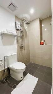 伊洛伊洛WV2 Condotel Luxury的浴室配有白色卫生间和淋浴。
