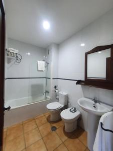 El GranadoPOSADA LOS PEDREGALES的浴室配有卫生间、盥洗盆和淋浴。