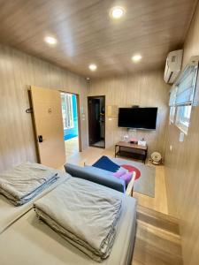 Shang-fu-ts'un放風Chill的客房设有两张床和一台平面电视。