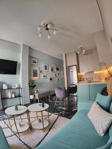 哈尔基斯Olivia Apartment-Private parking的客厅配有蓝色的沙发和桌子