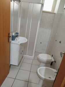 圣欧费米亚拉默齐亚b&b Sirianni的白色的浴室设有卫生间和水槽。
