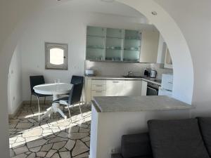 布雷拉Apartment Esperansa的厨房配有桌子和桌椅