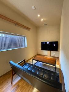 洲本市etoile inn sumoto - Vacation STAY 49252v的带沙发和平面电视的客厅