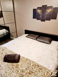 诺伊斯·勒·格兰德Appartement deluxe ac 1 chambre proche Paris Disney 20min rerA ou A4的一间卧室配有一张带棕色枕头的床