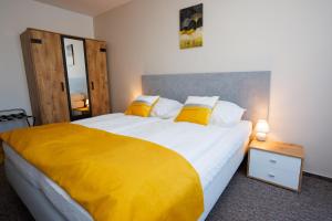 普热罗夫FIT酒店的一间卧室配有一张带黄色毯子的大床