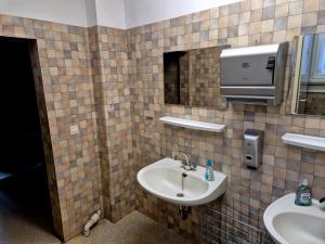 肖顿Vater Bender Heim的浴室设有2个水槽和1个纸毛巾分配器