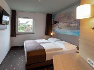 科布伦茨科布伦茨B&B酒店的酒店客房设有床和窗户。