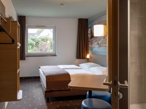 科布伦茨科布伦茨B&B酒店的酒店客房设有床和窗户。