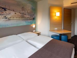 科布伦茨科布伦茨B&B酒店的配有一张床和一张书桌的酒店客房