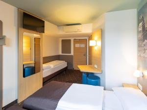 科布伦茨科布伦茨B&B酒店的一间小客房,配有两张床和一间浴室