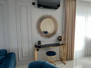 武科瓦尔APARTMANI JERKOVIĆ - DUNAV 1 - Premium的客厅配有镜子和蓝色沙发