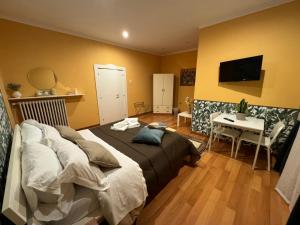 阿韦扎诺Casina Dei Marsi的一间卧室配有一张床、一张书桌和一台电视