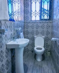 KasoaPro CeDi Ventures Self-catering的浴室配有白色卫生间和盥洗盆。