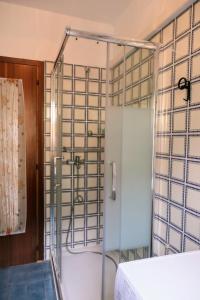 马莱斯科Casa Ezio - Piano terra的一间房间里带玻璃门的淋浴