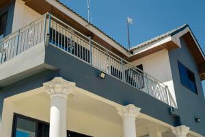KasoaPro CeDi Ventures Self-catering的带阳台和两栏的蓝色建筑