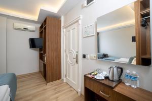 伊斯坦布尔黑色郁金香酒店的小房间设有床和镜子