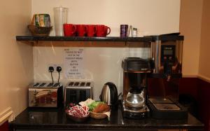 伦敦圣马克酒店的厨房台面上配有咖啡壶