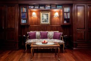 拉姆尼库沃尔恰Conacul Malul Alb的客厅配有沙发和桌子
