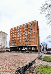 哈尔科夫Миниотель в Харькове, ЮЖД的前面有两长椅的大建筑