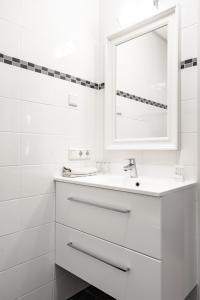 栋堡酿酒厂里的酒店的白色的浴室设有水槽和镜子