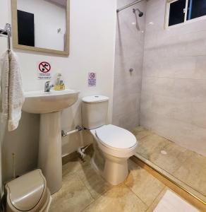圣安德烈斯Alojamiento turístico Keniant's的浴室配有卫生间、盥洗盆和淋浴。