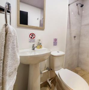 圣安德烈斯Alojamiento turístico Keniant's的浴室配有卫生间、盥洗盆和淋浴。