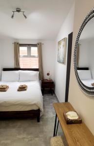 伦敦Luxury London house sleeps 13, 2 minutes to metro的一间卧室配有一张床、镜子和一张桌子