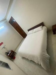 河江Holly's Hostel Ha Giang B&B的一张带白色床单和枕头的床