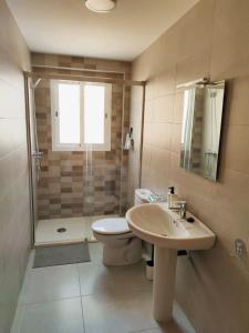 托雷德尔马尔Apartamento en Torre del Mar的浴室配有卫生间、盥洗盆和淋浴。