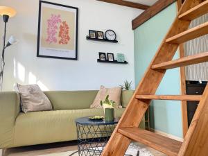 GrabrovnikHoliday home Sukha的客厅设有绿色沙发和木梯