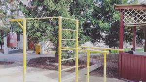 阿拉木图Assem Hostel Dostyk的公园中的黄色游戏结构