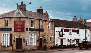 Haydon BridgeThe Railway Hotel的街道拐角处的建筑物