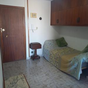 阿利坎特VISTAS PLAYA - Torre San Jordi的卧室配有床、桌子和门