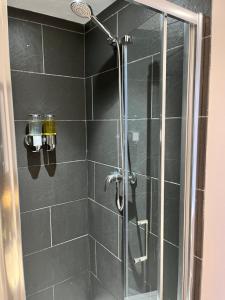 Haydon BridgeThe Railway Hotel的带淋浴的浴室和玻璃门