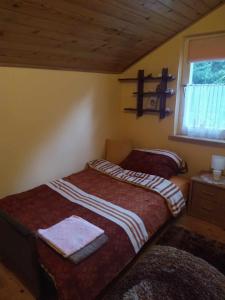 KużminaAgroturystyka u Psotki的一间卧室设有两张床,其中设有窗户。