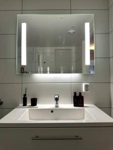桑内斯Nydelig perle rett ved fjorden的浴室设有白色水槽和镜子