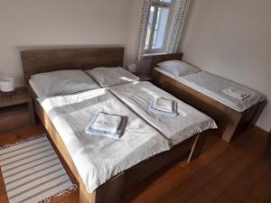 梅图耶河畔特普利采Apartment 180的卧室设有两张床和两把箱子