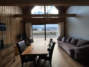 ŚciegnyREST ZONE - mountain holiday chalets的客厅配有桌子和沙发