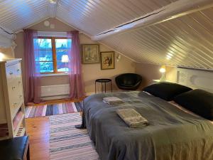 DjurasVilla Wargquist的一间卧室设有一张大床和一个窗户。