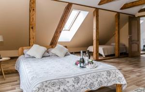 LiepasmuižaLindenhoff的一间卧室配有一张带桌子和窗户的床