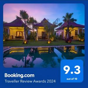 金巴兰Bali Mynah Villas Resort的夜间带游泳池的别墅