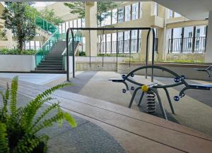 新山Peachy Poolview Paradise @ Paradigm Mall *10-12pax的一座带健身房的大楼,设有长凳和楼梯