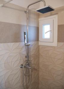 阿齐欧斯·贡多斯Bungalow nefeli的带窗户的浴室内的淋浴间