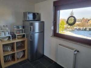 维滕Wohlfühlende Wohnung nähe Dortmund的厨房配有不锈钢冰箱和窗户