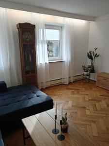 梅明根Ferienwohnung Allgäu 2的客厅配有一张床和一张带蜡烛的桌子