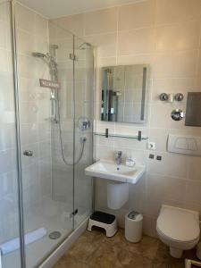 瓦尔兴湖Ferienwohnung Carpe Diem - a89500的带淋浴、盥洗盆和卫生间的浴室