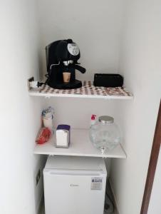 百瑞思西亚诺La Cameretta的冰箱上带咖啡壶的架子