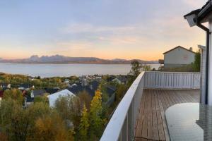 波多Panorama view! Modern,Balcony/parking的带阳台的度假屋,享有水景