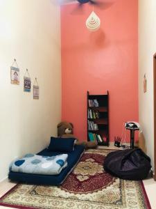 芙蓉SOFEA HOMESTAY Islam sahaja的儿童间,配有一张床和一个书架