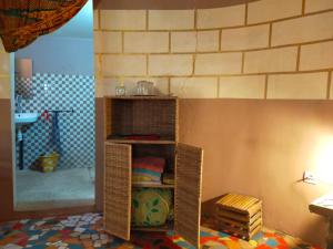 PoponguineCampement Baobab的一间玩具房,角落里有一个架子